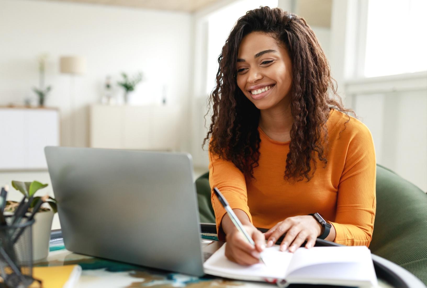 SEO-Expertin arbeitet an technischer Optimierung